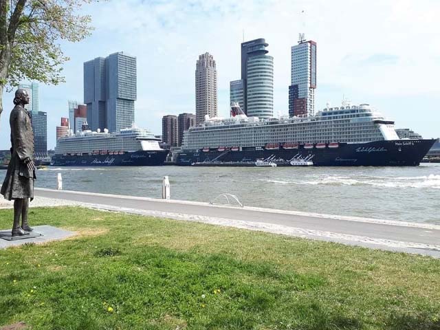 Mein Schiff 4 en Mein Schiff 6 in Rotterdam